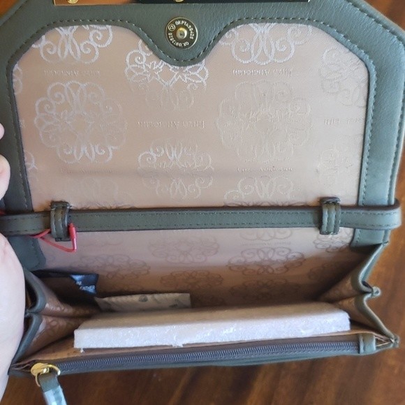 NWT Enzo Angiolini soft Green crossbody wallet purse With Gold Details - Picture 3 of 10